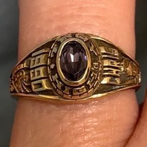 Girl’s 10k gold class ring. Size 8